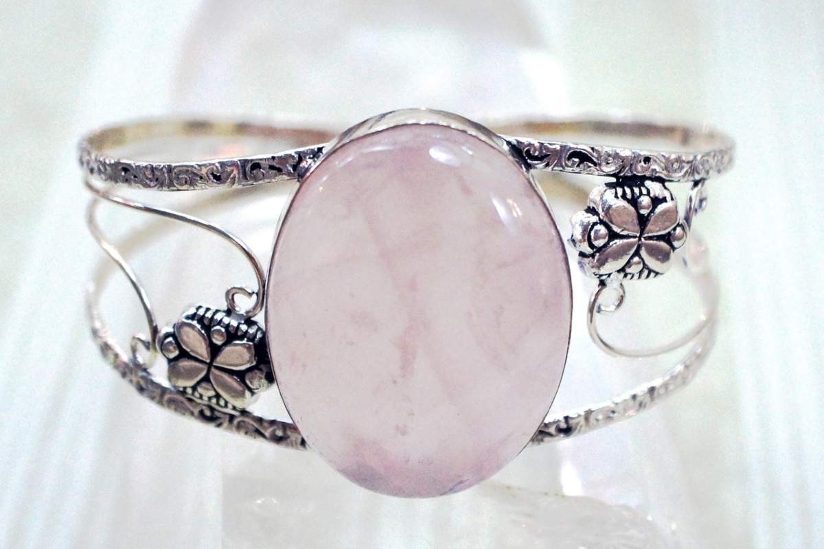 Quarzo rosa: caratteristiche, miti e leggende
